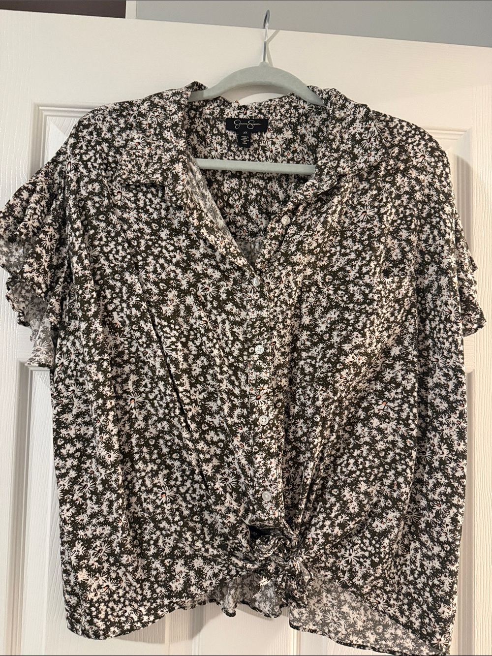 Jessica Simpson Black & White Floral Button-Front Tie Hem Top